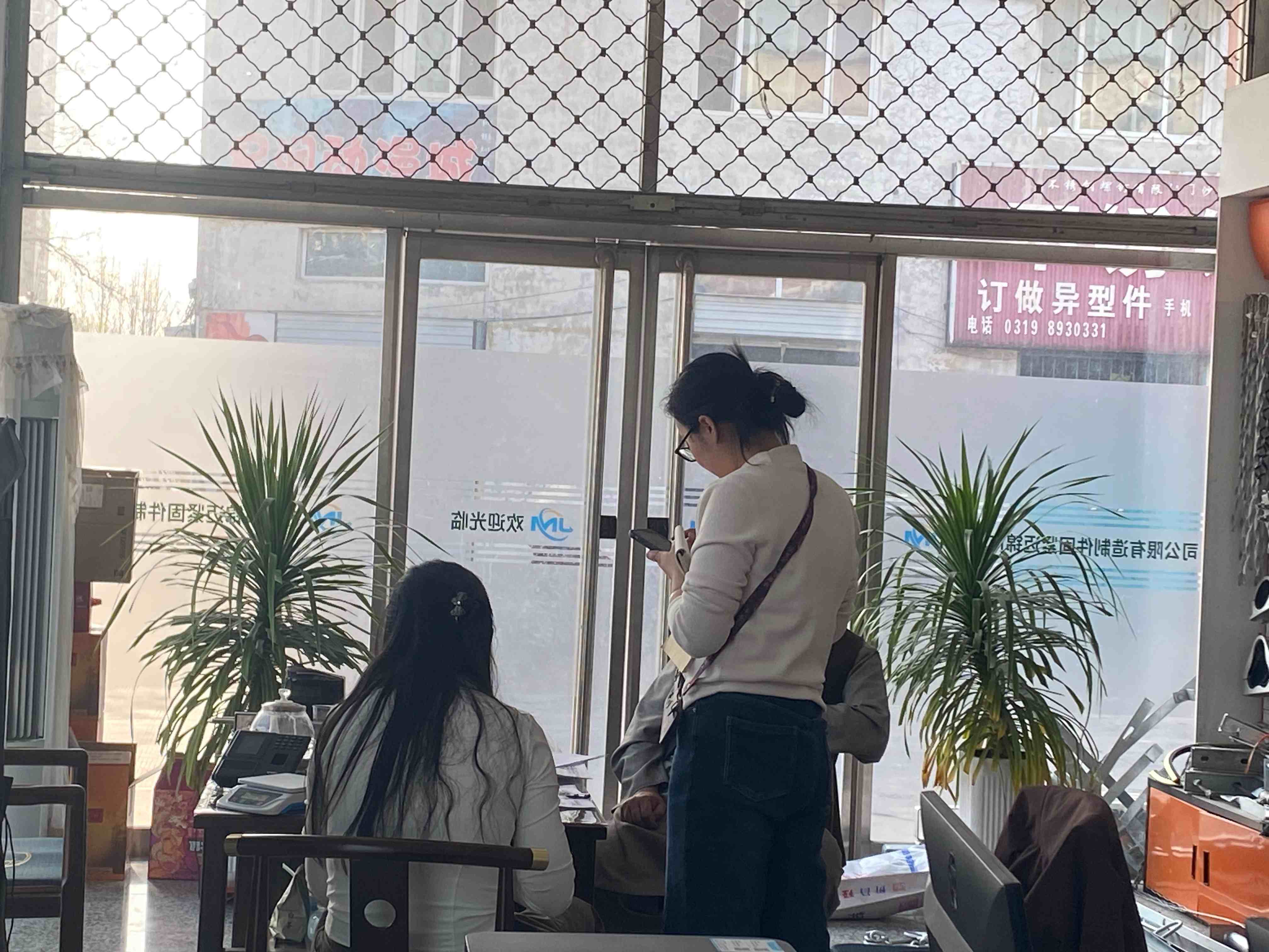 Welcome customers to visit